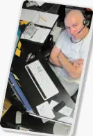 Smartphone mit Foto ein Mann am Schreibtisch