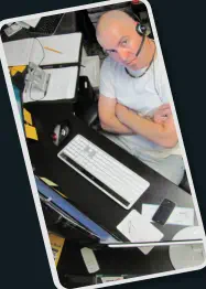 Smartphone mit Foto ein Mann am Schreibtisch
